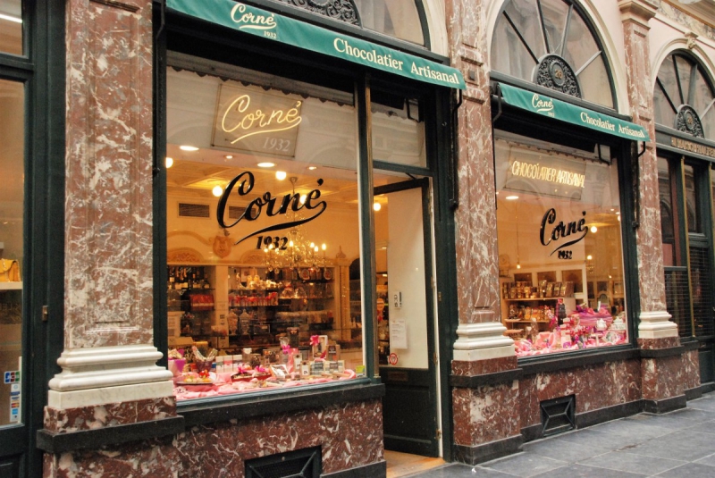 vitrine-POURRIERES-min_chocolate_chocolaterie_shop_luxury_chic_gallery_brussels_belgium-558146