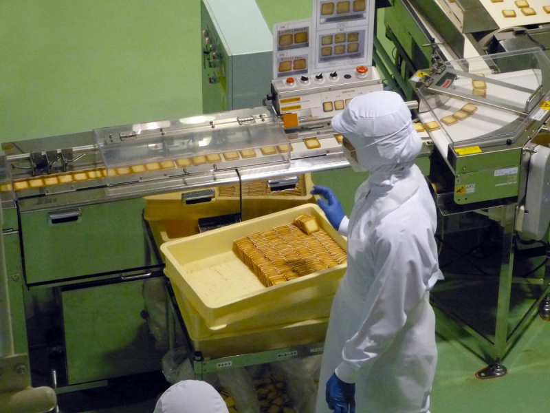 vitrine-POURRIERES-min_japan_sapporo_chocolate_factory_label_packaging_cookie_machine_operator-961505
