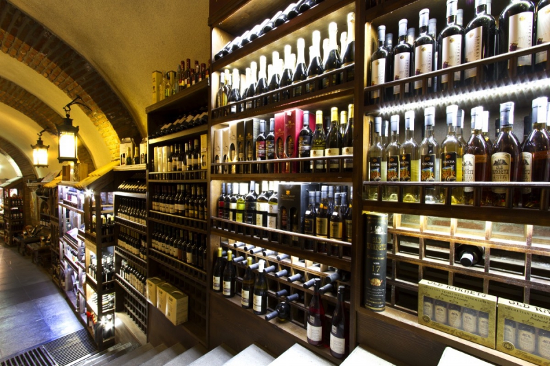 vitrine-POURRIERES-min_world_street_travel_shop_canon_georgia_wine_bottles-429767